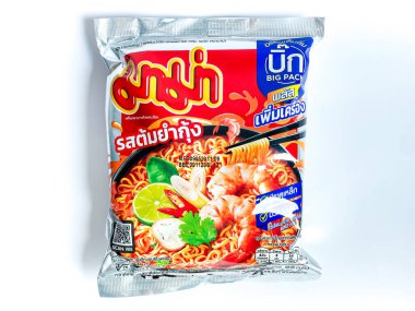 Bangkok Tayland - 20 Mayıs 2023: Mama Noodles Tom Yum Kung Flavour beyaz arka planda izole edildi. Bu Tayland 'da popüler bir marka..