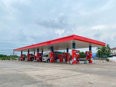 Chonburi Tayland - 23 Mayıs 2023: Caltex benzin istasyonunda yakıt ikmali yapan bir kamyon, 60 'tan fazla ülkede Chevron Corporation' ın petrol markası.