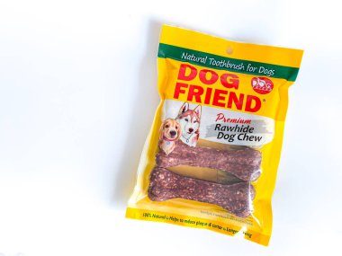 Bangkok Tayland - 3 Haziran 2023: Köpek sürüsü beyaz arka planı çiğniyor