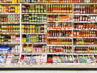 Bangkok Tayland - 09 Haziran 2023: Birçok çeşni ve sos Foodland Süpermarketinde satışa sunuldu