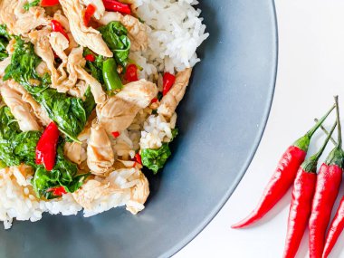 Tavuklu pilav, Tayland fesleğeni ve sahanda yumurta.