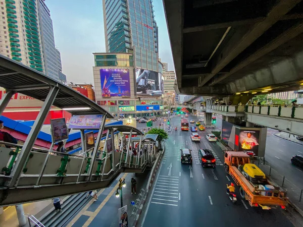 バンコクタイ 2023年6月9日 バンコクの多くの車両とアソーク交差点で多くの車タイ — ストック写真