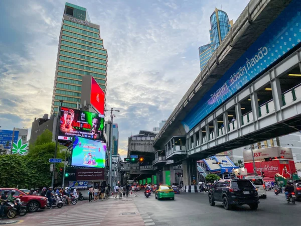 Bangkok Thailandia Giugno 2023 Molte Auto All Incrocio Asoke Con — Foto Stock
