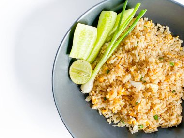 Tayland yemeği, beyaz arka planda yengeçli pilav.