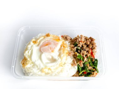 Üzerine domuz eti, fesleğen ve sahanda yumurta.