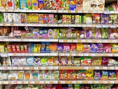 Bangkok Tayland - 13 Haziran 2023: Birçok çeşni ve sos Foodland Süpermarketinde satışa sunuldu