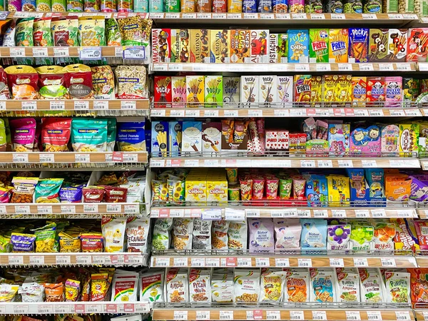 バンコクタイ 2023年6月13日 食品スーパーマーケットで販売される棚の調味料やソースの多くのブランド — ストック写真