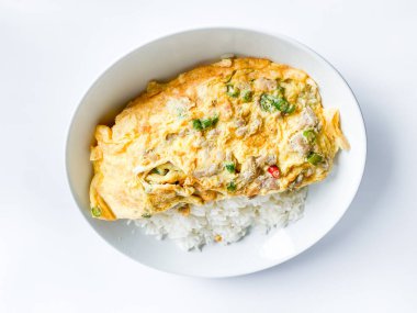 Beyaz arka planda domuz etli ve biberli omlet.