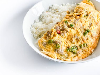 Beyaz arka planda domuz etli ve biberli omlet.