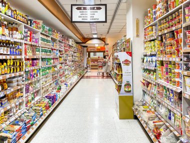 Bangkok Tayland - 21 Haziran 2023: Birçok çeşni ve sos Foodland Süpermarketinde satışa sunuldu
