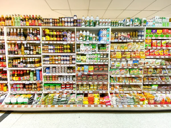 バンコクタイ 2023年6月21日 食品スーパーマーケットで販売される棚の調味料やソースの多くのブランド — ストック写真