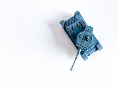 Beyaz arka planda izole edilmiş 2. Dünya Savaşı tank modeli oyuncak 