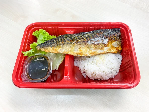 Ψάρι Σάμπα Στη Σχάρα Σαλάτα Στο Δοχείο Τροφίμων Στο Τραπέζι — Φωτογραφία Αρχείου