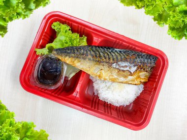 Saba balığı, masada salatayla ızgara yapıyor.