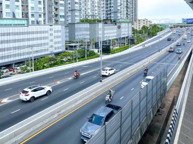 Bangkok Tayland - 28 Haziran 2023: Bangkok 'taki Bang Wa BTS tren istasyonu yakınlarında birçok araba yolda