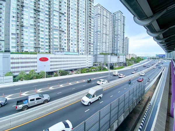 泰国曼谷 2023年6月28日 曼谷Bang Bts火车站附近公路上的许多汽车 — 图库照片