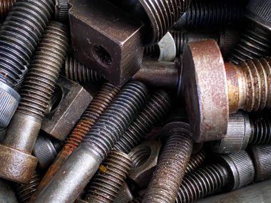 Araç kutusundaki farklı metalik cıvata ve fındıkların ayrıntıları 