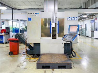 Chonburi Tayland - 18 Temmuz 2023: Tayland Alman Enstitüsü 'nde öğrenim görmek için CNC Makinesi