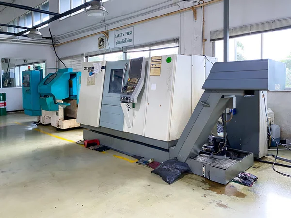 Chonburi Tayland - 18 Temmuz 2023: Tayland Alman Enstitüsü 'nde öğrenim görmek için CNC Makinesi