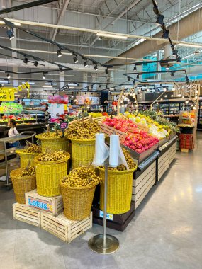Bangkok Tayland - 29 Temmuz 2023: Birçok insan Lotus süpermarketinden biraz yiyecek alıyor