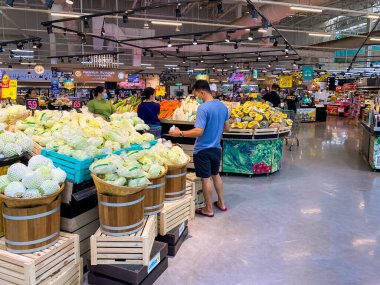 Bangkok Tayland - 29 Temmuz 2023: Birçok insan Lotus süpermarketinden biraz yiyecek alıyor