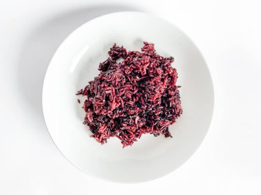 Böğürtlenli pilav beyaz arka planda yemeye hazır.