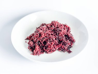 Böğürtlenli pilav beyaz arka planda yemeye hazır.