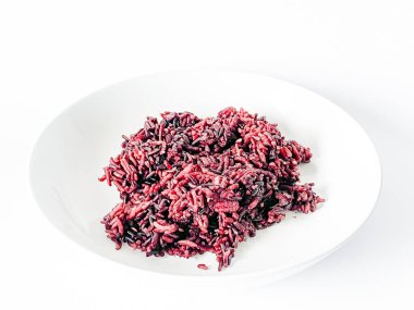 Böğürtlenli pilav beyaz arka planda yemeye hazır.