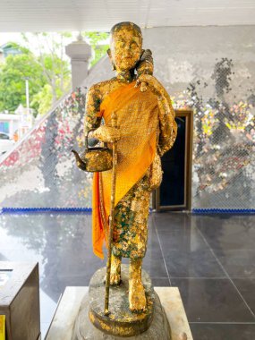 Bangkok Tayland - 30 Ağustos 2023: Bangkok Tayland 'daki Indharaviharn tapınağındaki Buda heykeli