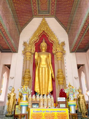 Nakhon Pathom Tayland - 3 Ağustos 2023: Birçok insan Phra Pathom Chedi tapınağındaki dev Buda 'ya saygılarını sunar 