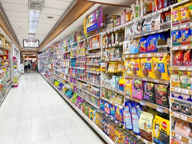 Bangkok Tayland - 4 Ağustos 2023: Foodland Supermarket 'te satılık birçok yiyecek markası