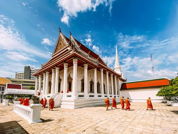 Bangkok Thailand Aug 2023 Monk Walking Chapel Praying Wat Makutkasatriyaram — Stock Photo, Image