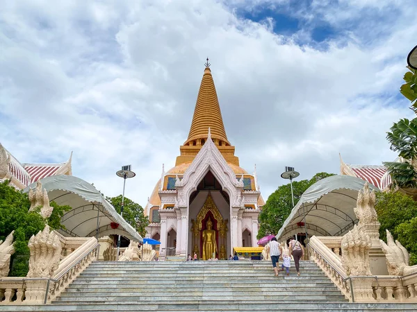 2023年8月3日 在泰国中原省Phra Pathom Chedi神庙祈祷的人们 — 图库照片