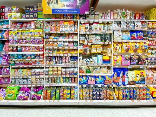 バンコク 2023 フードランドスーパーマーケットで販売のための棚の食品の多くのブランド — ストック写真
