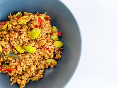 Tayland yemeği, Kızarmış kıymalı domuz eti ve sarı köri, Kua Kling.