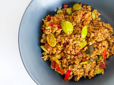 Tayland yemeği, Kızarmış kıymalı domuz eti ve sarı köri, Kua Kling.