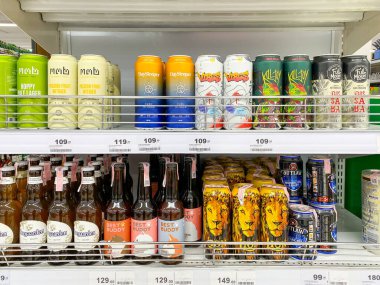 Bangkok Tayland - 12 Ağustos 2023: Süpermarkette satılık bir sürü bira şişesi 
