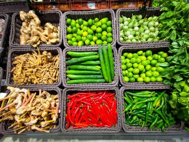 Çeşitli renkli taze meyve ve sebzelerle meyve pazarı