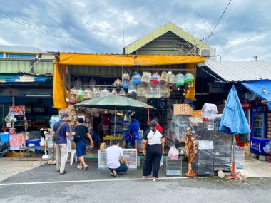 Bangkok Tayland - 1 Ekim 2023: Birçok insan Bangkok Tayland 'da Chatuchak hafta sonu pazarında yürüyor