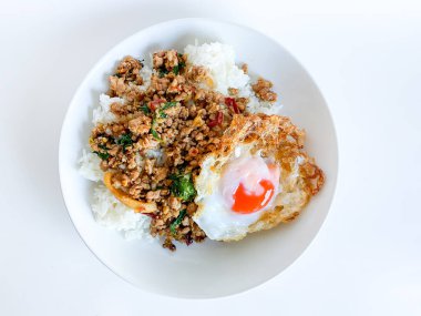 Üzerine domuz eti, fesleğen ve sahanda yumurta.