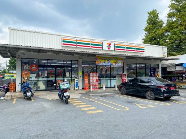 Bangkok Tayland - 13 Ekim 2023: 7-Eleven dünyanın en büyük market zinciri..