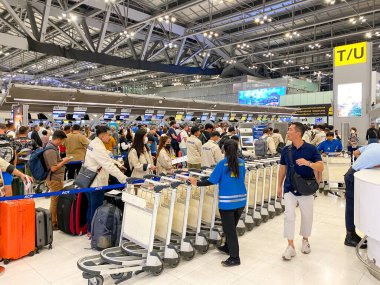 Samutprakarn Tayland - 18 Ekim 2023: Birçok kişi sabah Suvarnabhumi Havaalanı kapısında kontrol için bekliyor