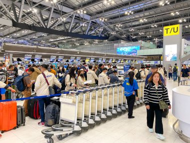 Samutprakarn Tayland - 18 Ekim 2023: Birçok kişi sabah Suvarnabhumi Havaalanı kapısında kontrol için bekliyor