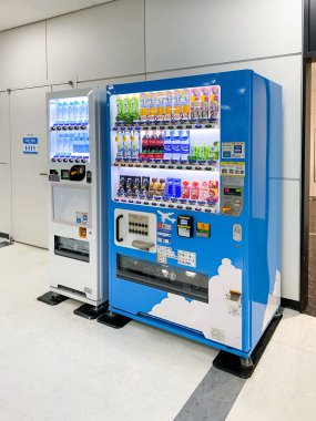 Tokyo Japonya - 19 Ekim 2023: Narita uluslararası havaalanında meşrubat otomatları 
