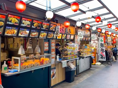 Kanakawa Japonya - 19 Ekim 2023: Japonya 'da ExPASA Ebina Hizmet Alanında Gıda Hizmetleri