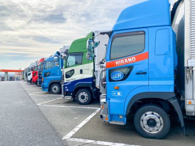 Kanakawa Japonya - 19 Ekim 2023: ExPASA Ebina Servis Alanı, ExPASA servis alanı, sürücülerin tuvalet, kahve molası, depoyu doldurup yemek yemesi için bir sürü kamyon.