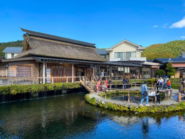 Yamanashi Japonya - 19 Ekim 2023: Fuji Beş Göl bölgesinde Kawaguchiko Gölü ile Yamanakako Gölü arasında yer alan küçük bir köy olan Oshino Hakkai 'yi ziyaret eden turistler.