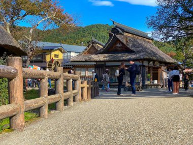 Yamanashi Japonya - 19 Ekim 2023: Fuji Beş Göl bölgesinde Kawaguchiko Gölü ile Yamanakako Gölü arasında yer alan küçük bir köy olan Oshino Hakkai 'yi ziyaret eden turistler.