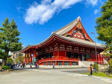 Asakusa Japonya - 20 Ekim 2023: Birçok kişi Sen-So Ji tapınağını ziyaret etti