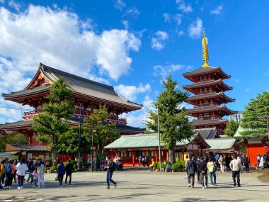 Asakusa Japonya - 20 Ekim 2023: Birçok kişi Sen-So Ji tapınağını ziyaret etti